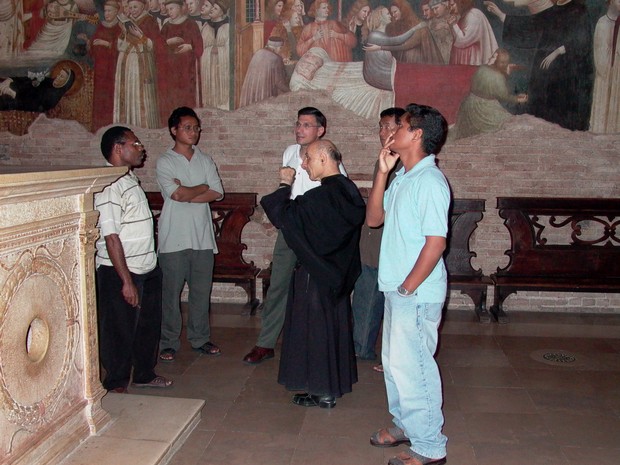 Fra Mario da cicerone nella sua Basilica