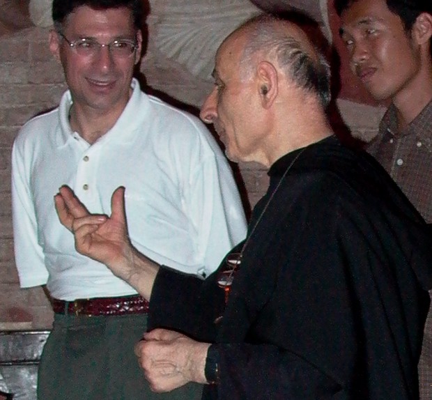 Fra Mario spiega il Cappellone di San Nicola ad alcuni fedeli pellegrini