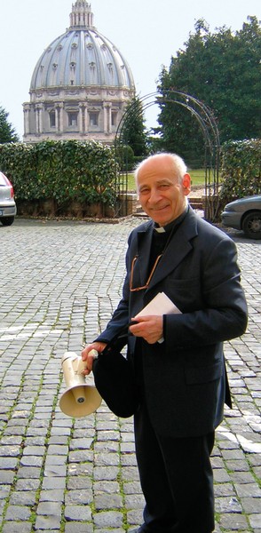 Fra Mario in uno dei suoi tanti pellegrinaggi a Roma con lo sfondo della cupola della Basilica di San Pietro