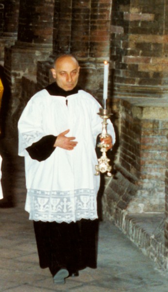 Fra Mario vestito da chierico per una funzione solenne