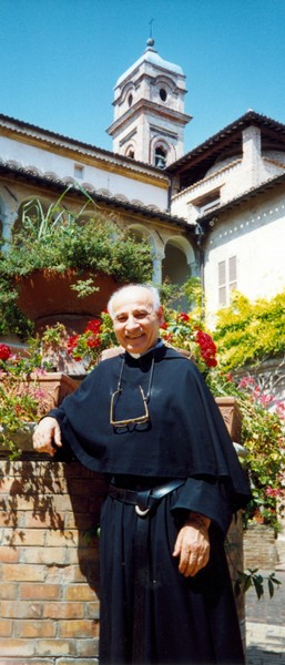 Fra Mario nel pozzo del chiostro della Basilica di San Nicola