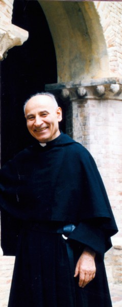 Fra Mario nel chiostro della Basilica di San Nicola