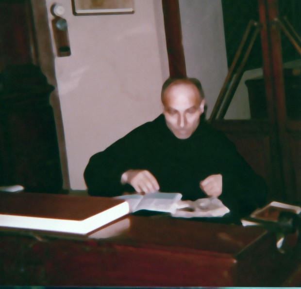 Fra Mario in un momento di studio