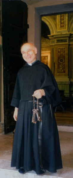 Fra Mario con le sue chiavi custode della Basilica