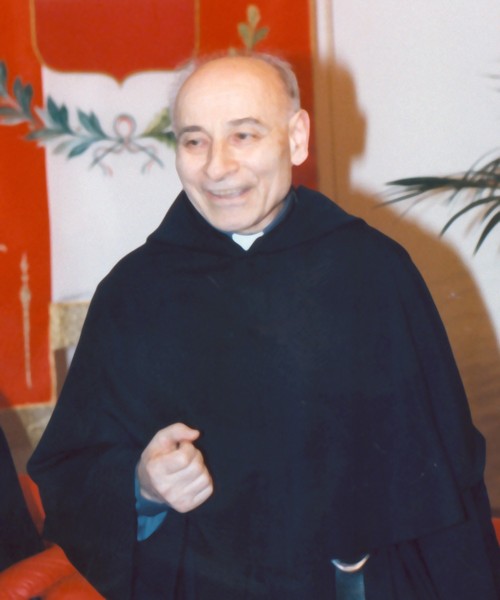 Fra Mario sorridente e scherzoso