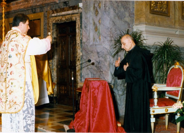 Fra Mario rinnava i voti agostiniani con P.Marziano che lo benedice