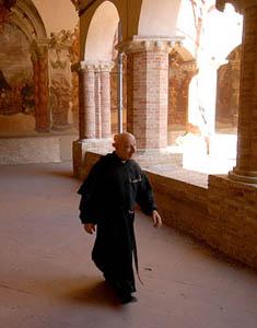 Fra Mario passegia nel chiostro