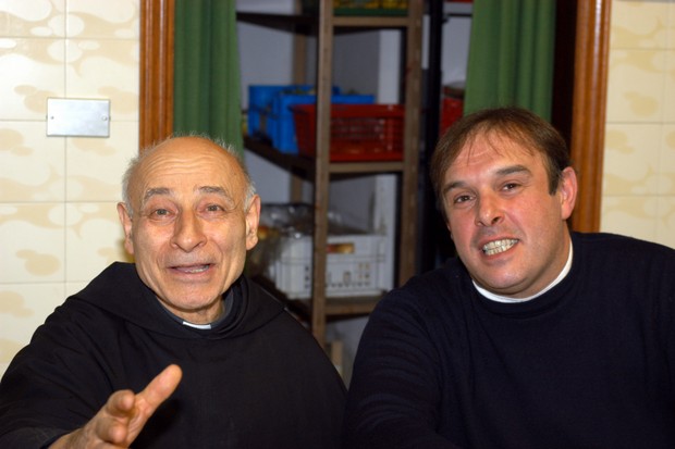 Fra Mario con Fra Massimo scherzosi