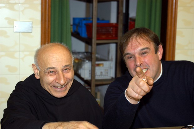 Fra Mario con Fra Massimo scherzosi
